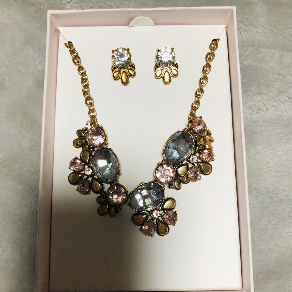 🎀⭐️Adorable statement necklace and earring set🧡